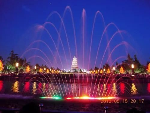 西安人的歌 網(wǎng)絡(luò)點(diǎn)擊量過(guò)億 一首歌唱出倆網(wǎng)紅